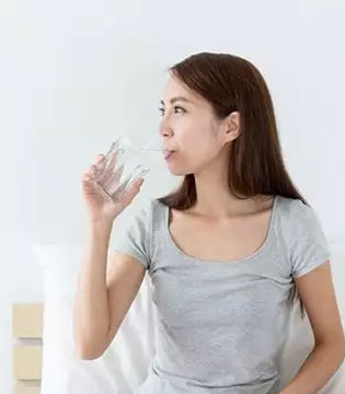 喝水对健康的好处,喝水可能产生的弊端,晚上喝水的注意事项