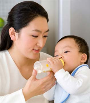 育儿知识,给宝宝喂奶,宝宝健康