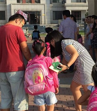 幼儿园,接孩子放学,饮料
