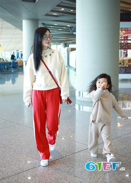 正文   就在4月6日,时尚辣妈李小璐带这其可爱的女儿甜馨现身北京首都