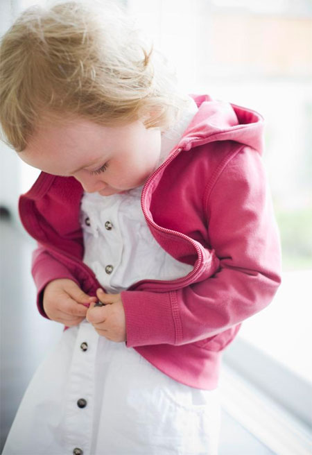 天气冷 要根据天气情况来给孩子增减衣服_婴童