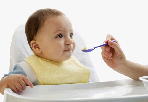 嚼饭喂宝宝危害不容小觑 如何正确喂宝宝吃饭