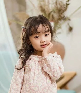 安蒂,童年,童装