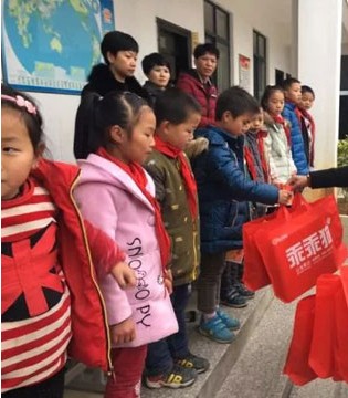 乖乖狗,冰花男孩,留守儿童,暖心行动