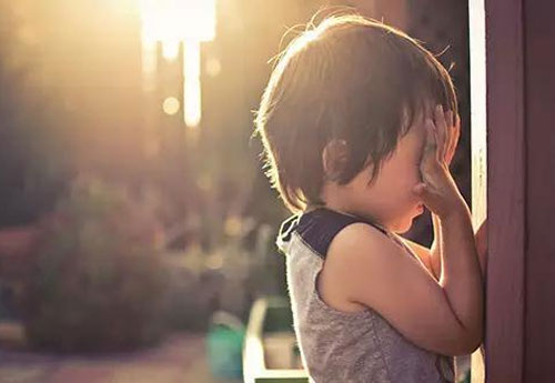 四个原因或导致孩子内向 如何改善孩子的内向