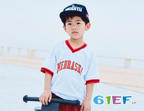 炎热的夏季选哪种服饰好 舒适亮丽的运动装不错