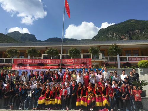 久久童装 汉源县万里乡爱心圆梦之行!