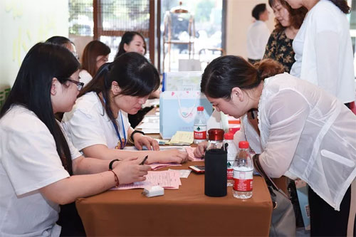 深圳市向日葵服饰2019年春夏新品发布会圆满成功