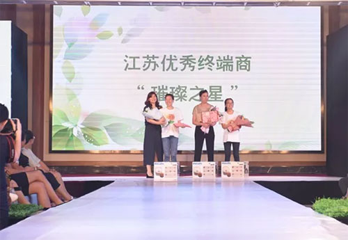 深圳市向日葵服饰2019年春夏新品发布会圆满成功
