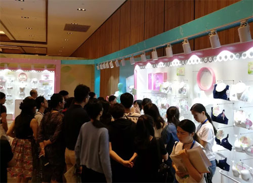 深圳市向日葵服饰2019年春夏新品发布会圆满成功