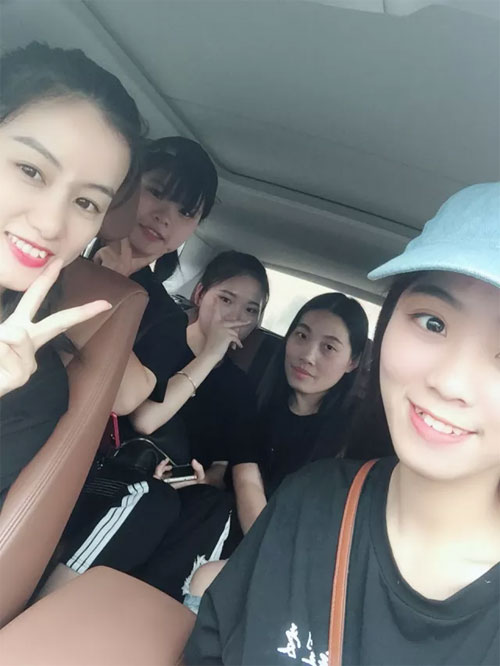DHAiii又到杨梅鲜红时 浙江孖持服饰户外采摘行