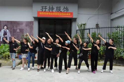 DHAiii又到杨梅鲜红时 浙江孖持服饰户外采摘行