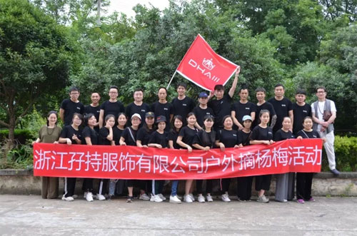 DHAiii又到杨梅鲜红时 浙江孖持服饰户外采摘行
