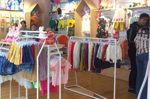恭喜吴先生芭乐兔童装加盟店火爆开业