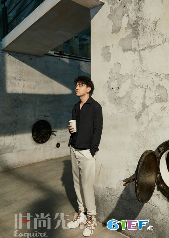 雷佳音登上《时尚先生esquire》 帅气直言生活哲学