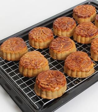 月饼,中秋节,小孩子吃月饼