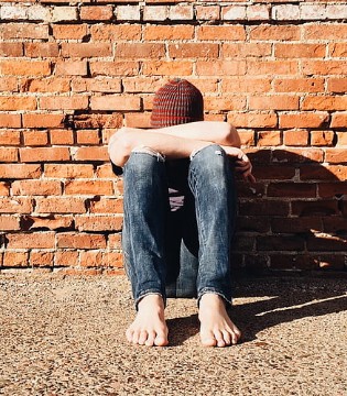 17岁女孩跳河自尽,青少年自杀,儿童抑郁症