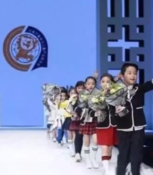 校园大道,石狮本十大人物,产业