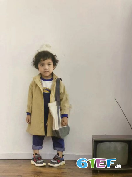 穿上魔方童装 爸比妈咪我变得更自信了