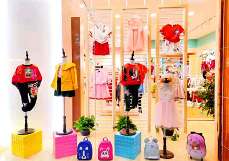 恭迎王女士芭乐兔品牌童装店火爆开业