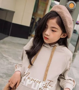 两个小朋友,羽绒服,休闲