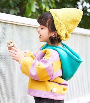 田果果,针织裙,羽绒服
