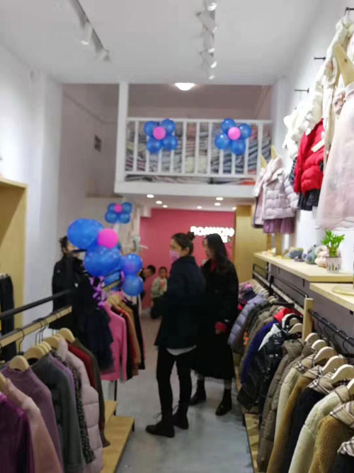 这个品牌的衣服超精美 现在安徽利辛也有它的品牌店