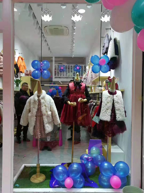 这个品牌的衣服超精美 现在安徽利辛也有它的品牌店