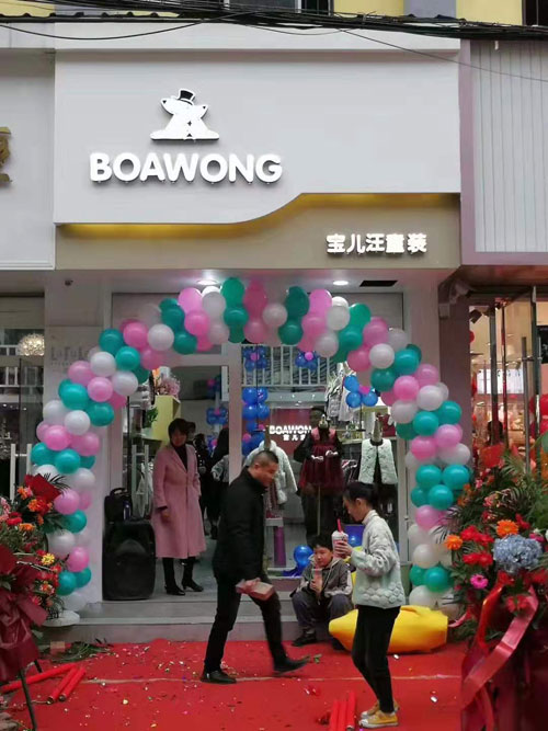 这个品牌的衣服超精美 现在安徽利辛也有它的品牌店