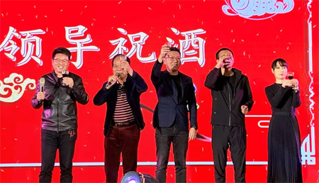 青蛙正当时 青春正当时 青蛙王子年会来啦!