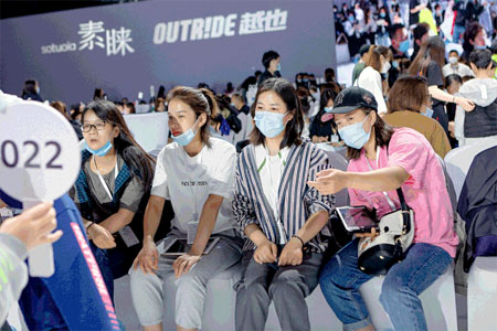 FROZEN Outride冬季&羽絨魔法秀 進(jìn)行時(shí)ing