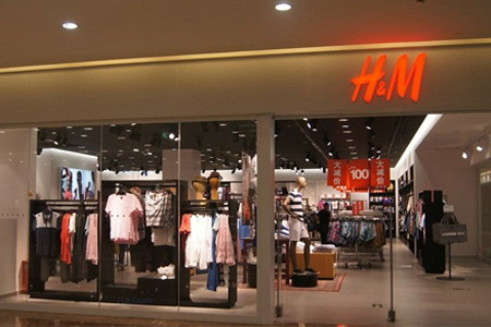 快时尚H&M 十年来首次巨大亏损 关闭商店约900家
