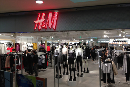 快时尚H&M 十年来首次巨大亏损 关闭商店约900家