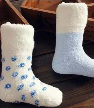 宝宝冬天别穿厚袜子 你还给宝宝穿吗？
