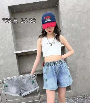 哆咪印像率性感穿搭 套头衫潮趣百搭
