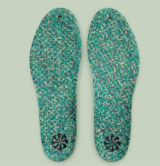 Flyknit 材质制成的鞋面  清新且透气 颜值出挑