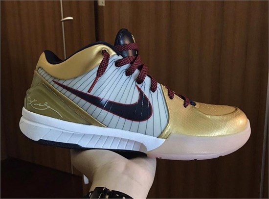 重磅回归！Nike Kobe 4 “Gold Medal” 复刻战靴曝光