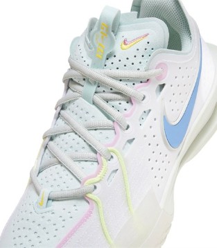 Nike 发布初款中国女篮球员版球鞋 杨力维PE战靴亮相