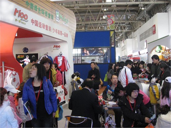 阿尔一百r100闪耀服博会：二十多年运动匠心，共赴儿童时尚新程