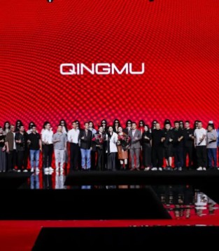 叛逆的优雅：QINGMU 2026春季「雅痞女郎派对」登陆广东时装周