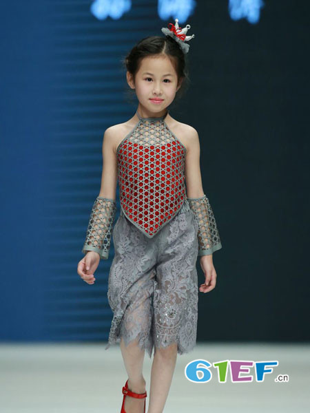 SUN HAI TAO童装品牌冬复古镂空女肚兜