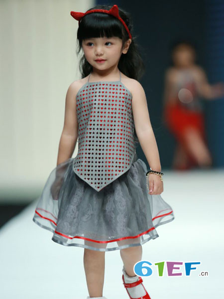 SUN HAI TAO童装品牌复古镂空女肚兜