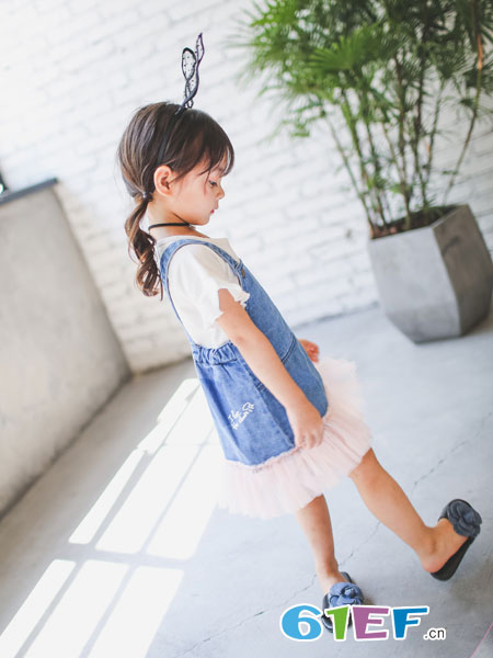 兔子杰罗童装品牌2018春夏新款韩版女童套装大童短袖T恤牛仔背带裙
