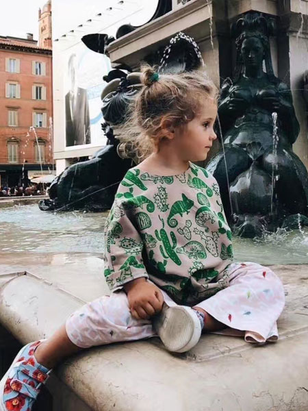 童装品牌2019春夏短袖绿色印花宽松T恤上衣