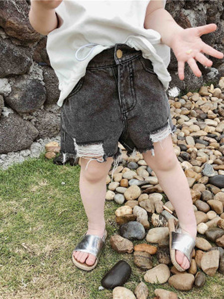 童装品牌2019春季韩版男女童破洞做旧牛仔短裤黑色儿童