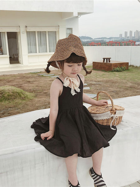 童装品牌2019春季黑色小洋装儿童棉麻吊带连衣裙