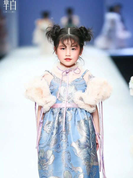 羋白MI BAI童裝品牌2019春季走秀禮服裙晚禮服