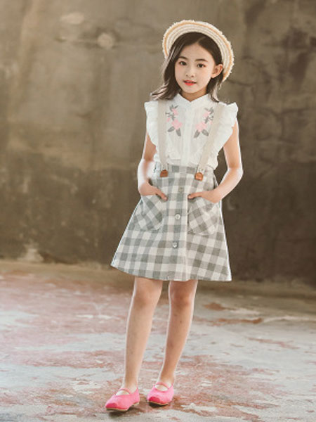 甜丝童装品牌2019春夏刺绣衬衫格子背带裙套装
