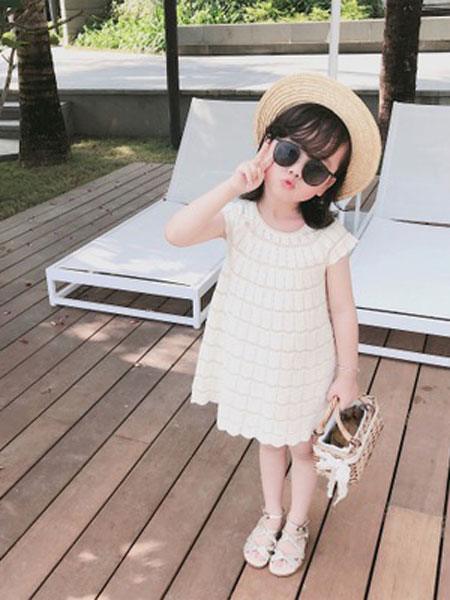 同宣童装品牌2019春夏D家白色针织连衣裙