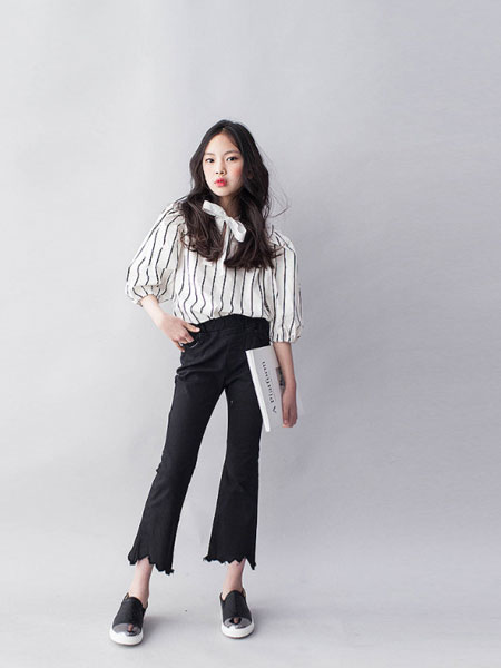 童装品牌2019春夏黑色纯色简约修身不规则喇叭形个性牛仔裤